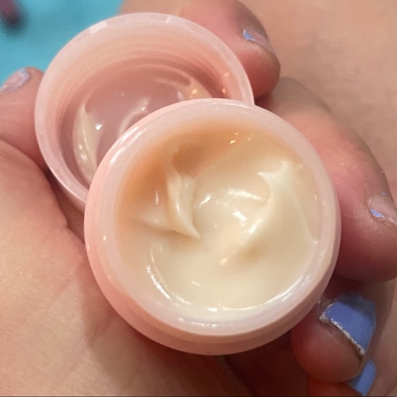 All new 11 piece Clinique skincare/ makeup bundle makeup bag included💜❤️🌺 - Picture 12 of 16